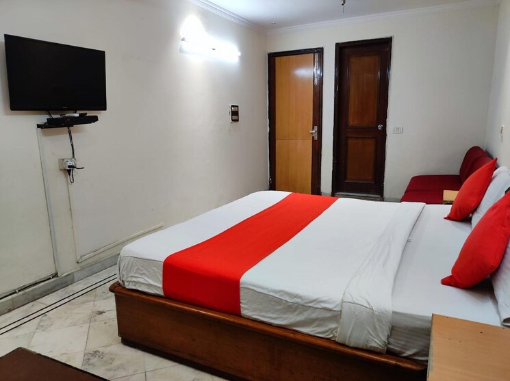 Bedroom, greater kailash i 3 Bedroom 250 Sq.Yd. Builder Floor In Greater Kailash I Delhi 8429626