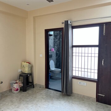 Room in 2 BHK Builder Floor at Sector 52 – for Rent