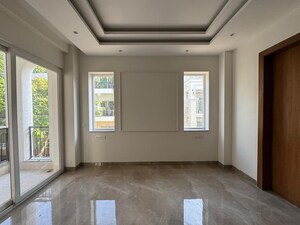 Room in 5 BHK Builder Floor at Unitech Greenwood City Apartment, Sector 45 – for Sale