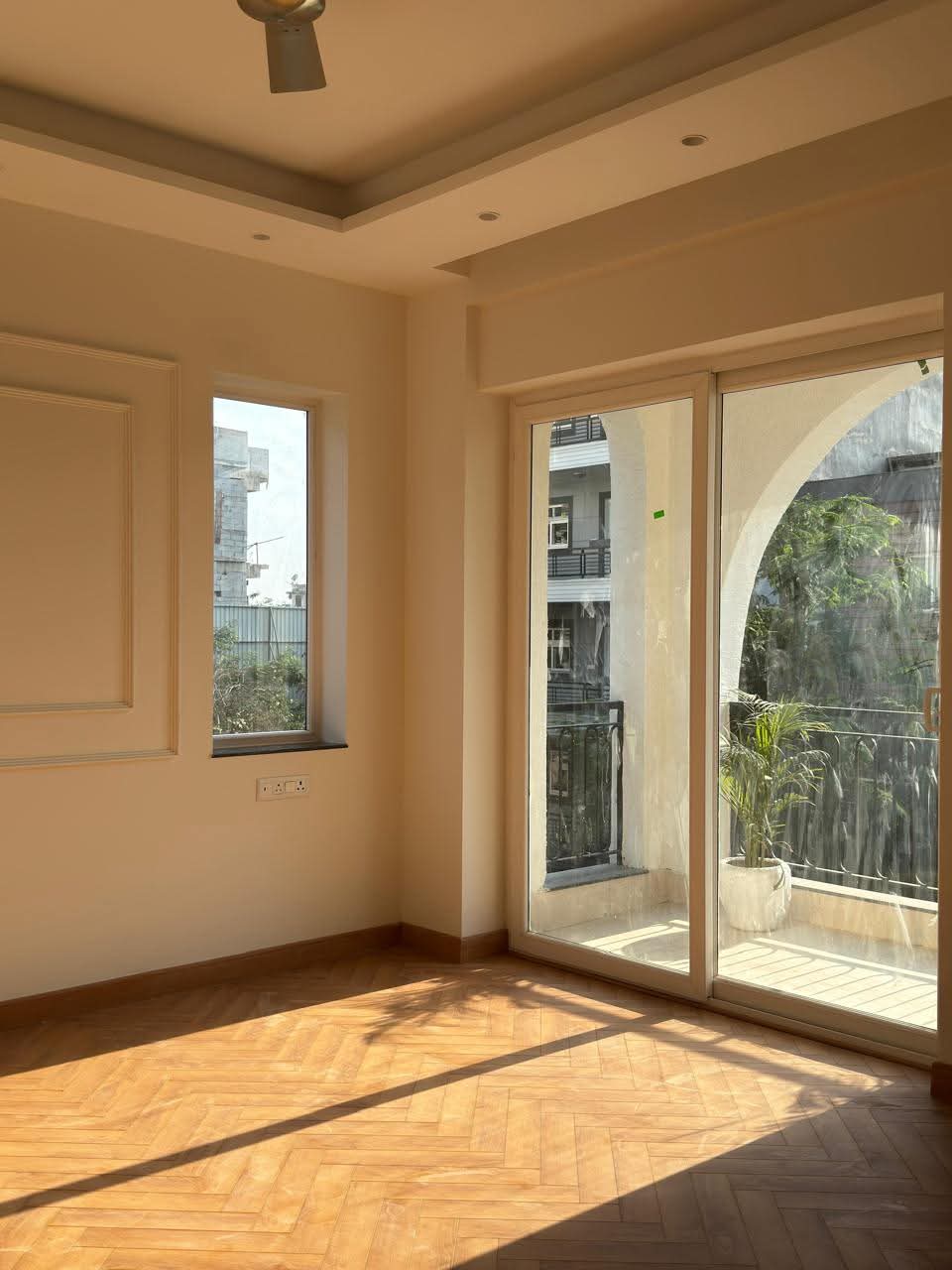 5 BHK + Servant Room,Study Room 4500 Sq.Ft. Builder Floor in Unitech Greenwood City Apartment