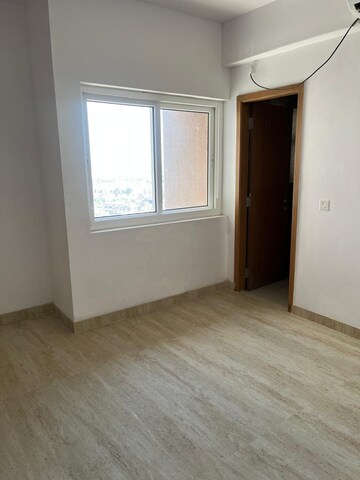Room in 2 BHK Apartment at Merlin Verve, New Alipore – for Rent