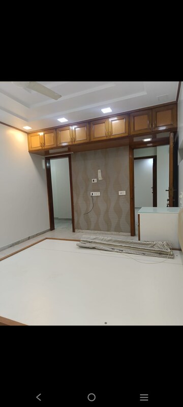 Room in 3 BHK Apartment at Sun Orbit, Bodakdev – for Rent