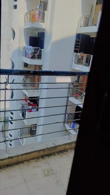 Furnished Amenities in 3 BHK Apartment at Omaxe Heights, Sector 86 – for Rent