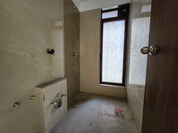 Attached Bathroom in 2.5 BHK Apartment at Chembur – for Rent