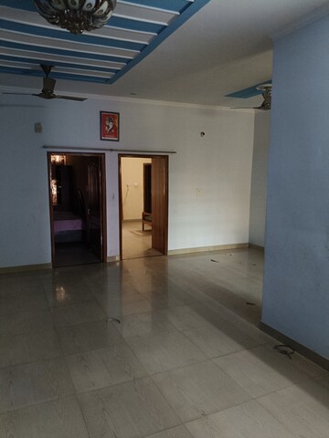 Room in 3 BHK Builder Floor at Guru Nanak Enclave, Dhakoli Village – for Rent