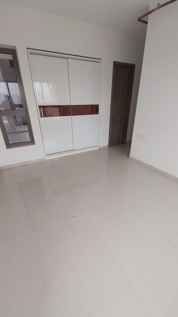 Room in 2 BHK Apartment at Kalpataru Immensa, Kolshet Road – for Rent