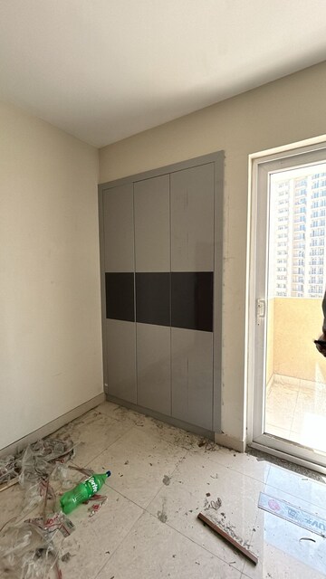 Room in 3 BHK Apartment at Tata Eureka Park, Sector 150 – for Rent