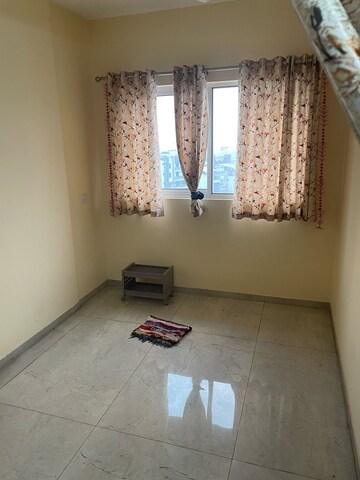 Room in 2.5 BHK Apartment at Experion Capital, Gomti Nagar – for Rent