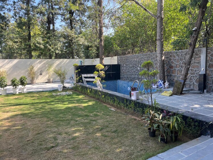 Garden, dera mandi 5 Bedroom 1000 Sq.Yd. Villa In Dera Mandi Delhi 8430871