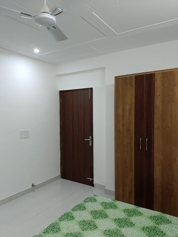 Room in 3 BHK Builder Floor at Sector 43 – for Rent