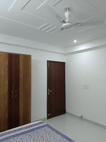 Room in 3 BHK Builder Floor at Sector 43 – for Rent