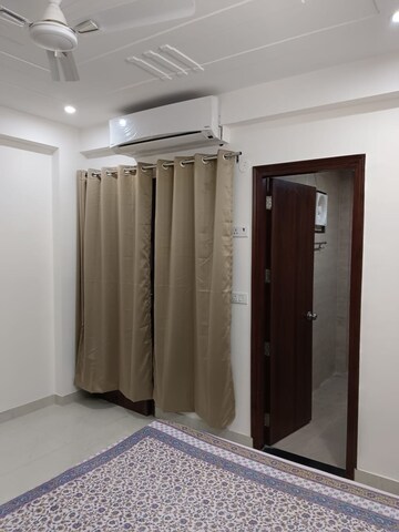 Bedroom in 3 BHK Builder Floor at Sector 43 – for Rent
