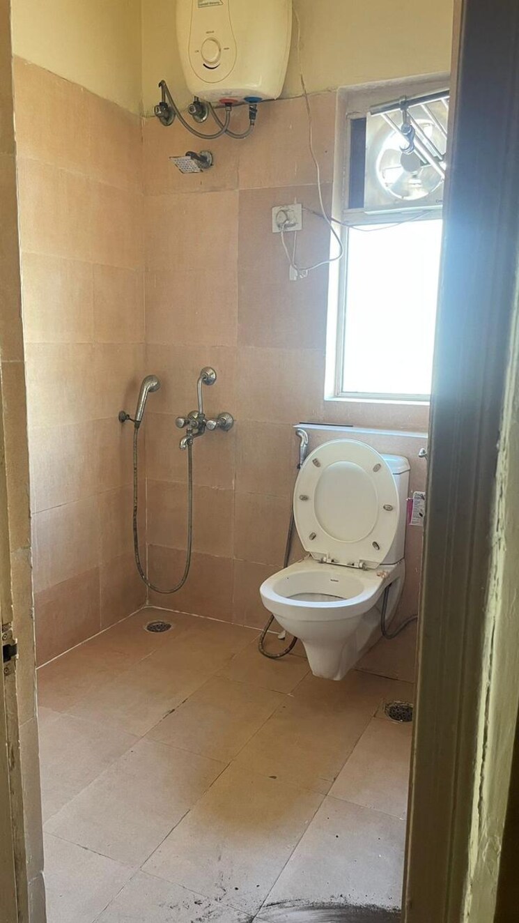 Bathroom, paras-tierea 1 Bedroom 450 Sq.Ft. Apartment In Sector 137 Noida 8431039