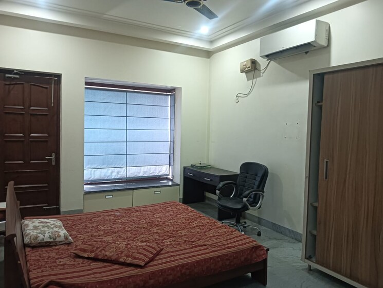 Room, gardenia-glory 3 Bedroom 300 Sq.Yd. Builder Floor In Sector 46 Noida 8431199