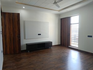 Room in 3 BHK Builder Floor at RWA Residential Society Sector 46, Sector 46 – for Sale