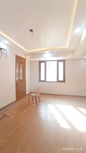Room in 4 BHK Apartment at Vasant Kunj – for Rent