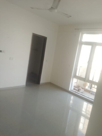 Room in 3 BHK Apartment at Omaxe R2, Gomti Nagar – for Rent