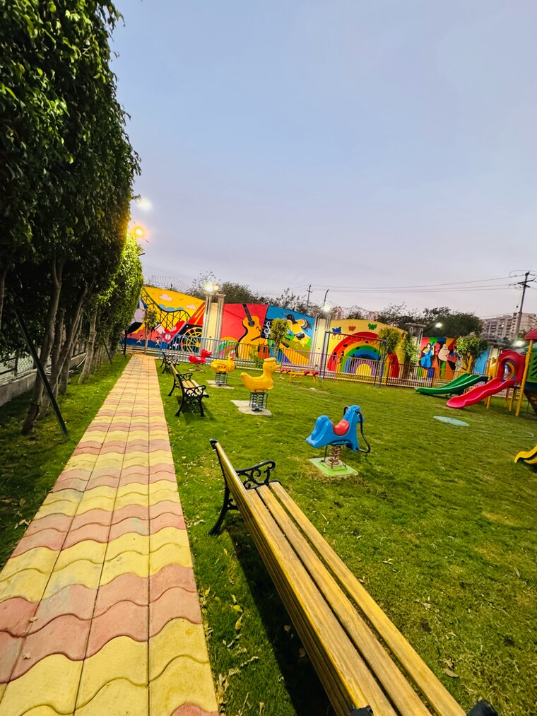 Garden, purvanchal-heights 3.5 Bedroom 1830 Sq.Ft. Apartment In Delta Iii Greater Noida Greater Noida 8431498