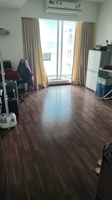 Room in 3 BHK Apartment at Dheeraj Celestial, Bandra West – for Rent