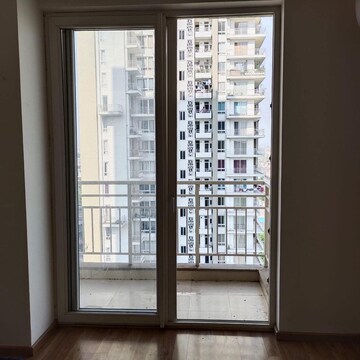 Room in 3 BHK Apartment at Puri Emerald Bay, Sector 104 – for Rent