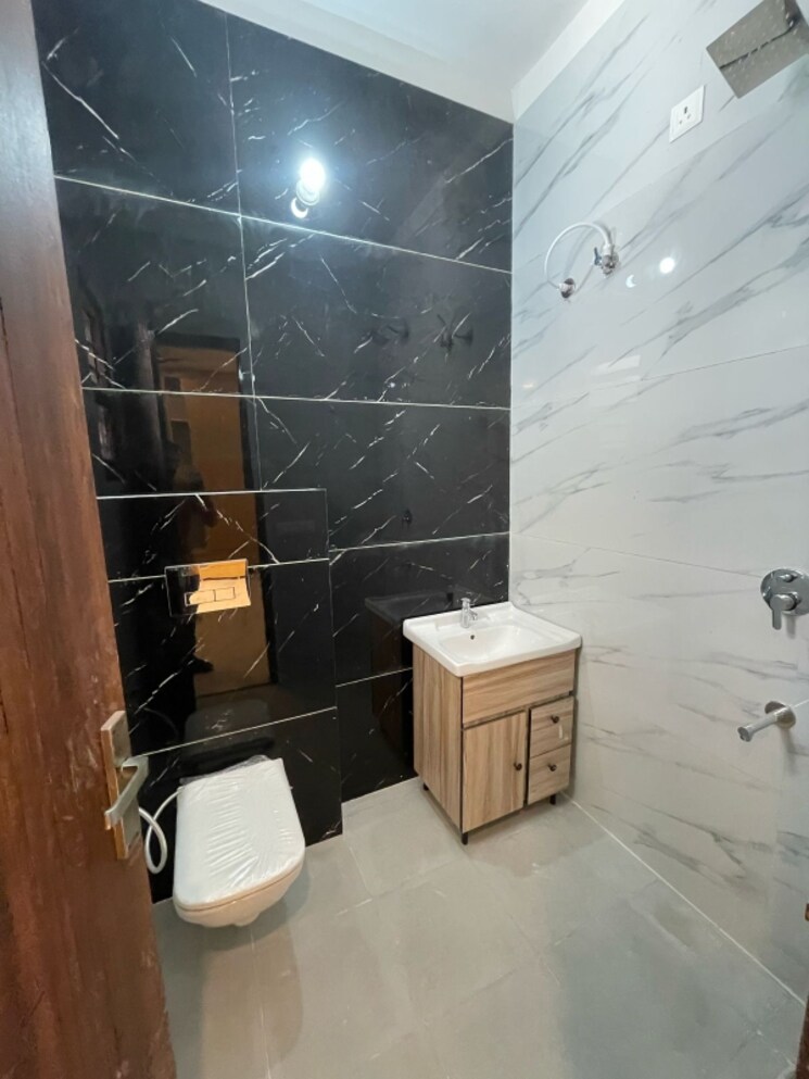 Bathroom, kharar 3 Bedroom 135 Sq.Yd. Builder Floor In Kharar Mohali 8431813