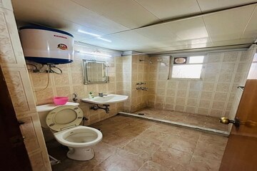 Bathroom in 4 BHK Apartment at Unitech Heritage City, Sector 25 – for Sale