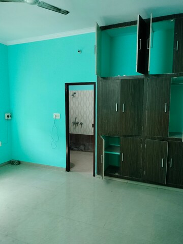 Room in 2 BHK Builder Floor at Gomti Nagar – for Rent