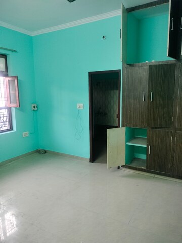 Room in 2 BHK Builder Floor at Gomti Nagar – for Rent
