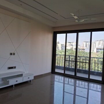 Room in 4 BHK Apartment at Vipul World Floors, Sector 48 – for Rent