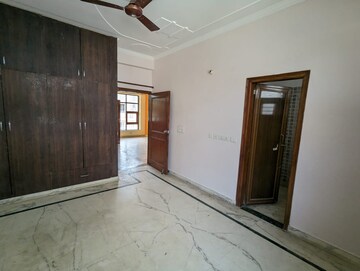 Room in 3 BHK Builder Floor at RWA Residential Society Sector 46, Sector 46 – for Rent