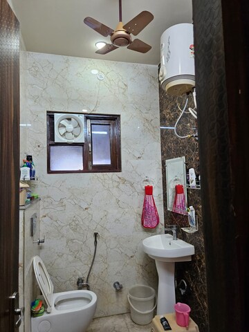 Bathroom in 6 BHK Villa at Modipuram – for Sale