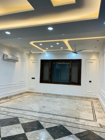Building Lobby in 3.5 BHK Builder Floor at Ansal Sushant Lok I, Sector 43 – for Rent