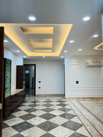 Building Lobby in 3.5 BHK Builder Floor at Ansal Sushant Lok I, Sector 43 – for Rent