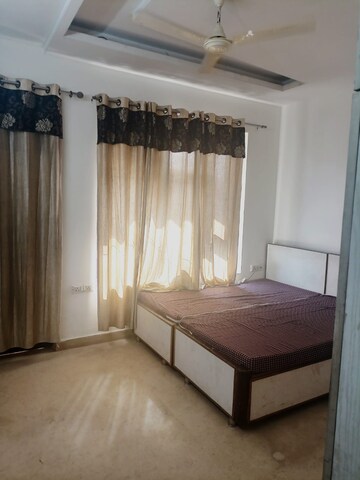Bedroom in 3 BHK Builder Floor at Saurabh Niwas, Sector 40 – for Rent