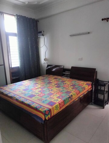 Bedroom in 2.5 BHK Apartment at Mayur Vihar Phase 1 Extension – for Rent
