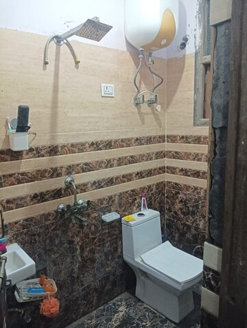 Master Bedroom in 1.5 BHK Builder Floor at Mayur Vihar Phase 1 – for Rent