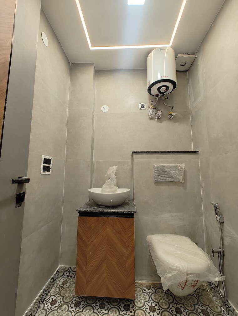 Bathroom, govindpuri 3 Bedroom 900 Sq.Ft. Builder Floor In Govindpuri Delhi 8432991