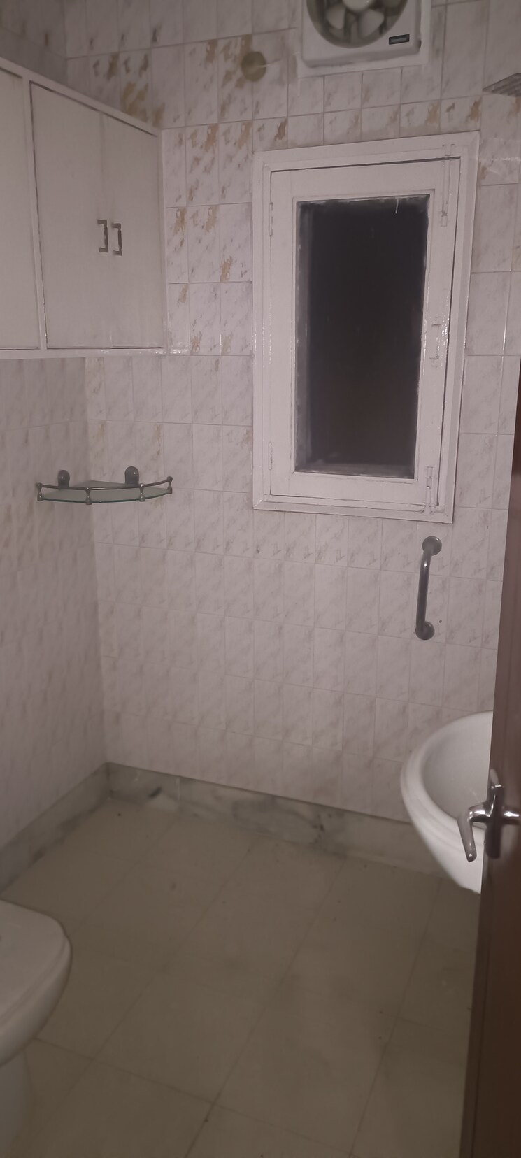 Attached Bathroom, sheikh sarai 4 Bedroom 270 Sq.Yd. Apartment In Sheikh Sarai Delhi 8432988
