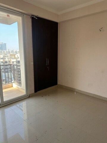 Room in 3 BHK Apartment at Amrapali Golf Homes, Sector 4, Greater Noida – for Rent