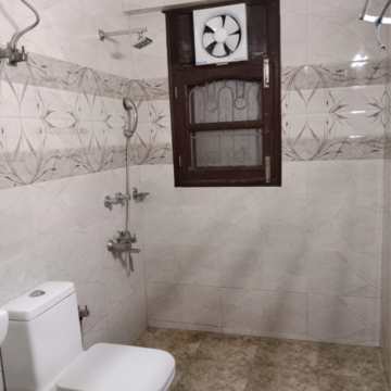 Bathroom in 1.5 BHK Builder Floor at Kalkaji – for Rent