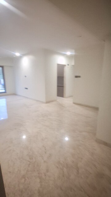 Room in 3 BHK Apartment at Veena Solace, Santacruz West – for Sale