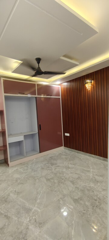 Room in 3 BHK Builder Floor at Dwarka Mor – for Sale