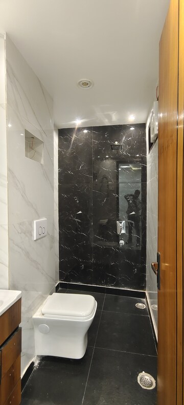Furnished Amenities in 3 BHK Builder Floor at Dwarka Mor – for Sale