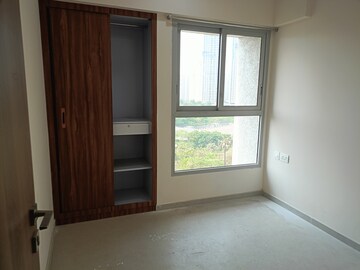 Room in 2 BHK Apartment at Piramal Vaikunth, Balkum Pada – for Rent