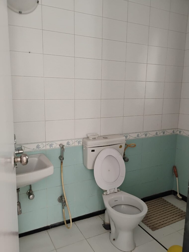 Bathroom, basant-bahar-co-operative-housing-society 3 Bedroom 1600 Sq.Ft. Apartment In Pashan Pune 8433316