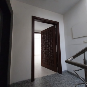 Room in 4 BHK Builder Floor at South Extension ii – for Rent