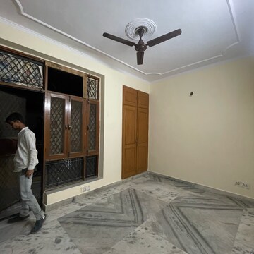 Bedroom in 2 BHK Builder Floor at Sector 43 – for Rent