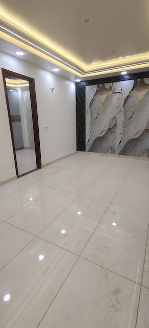 Room in 3 BHK Builder Floor at Dwarka Mor – for Sale