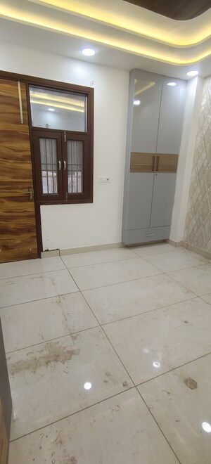 Room in 3 BHK Builder Floor at Dwarka Mor – for Sale