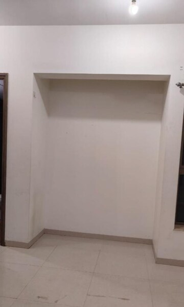 Room in 2 BHK Apartment at Kalpataru Paramount, Kapur Bawdi – for Rent